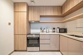 Modern Luxury 1BR Apt with Canal Panorama