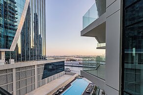 Modern Luxury 1BR Apt with Canal Panorama