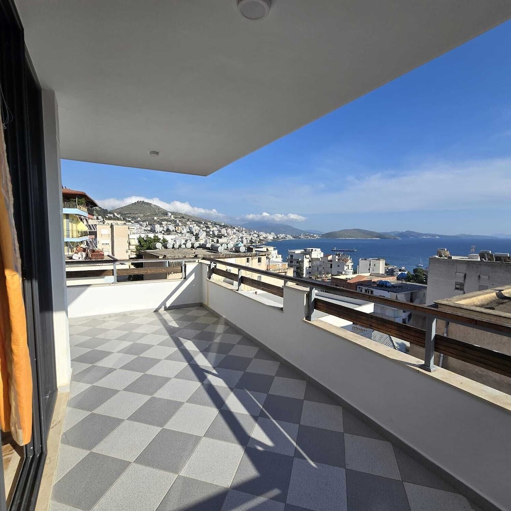 Lazy Roo Hostel Saranda