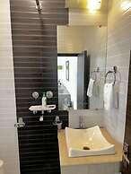 R Cottage Studio Apartments