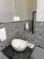 R Cottage Studio Apartments