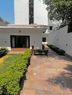 R Cottage Studio Apartments