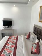 R Cottage Studio Apartments