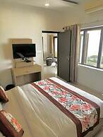 R Cottage Studio Apartments