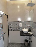 R Cottage Studio Apartments
