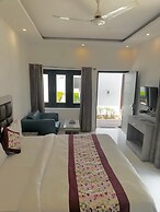 R Cottage Studio Apartments