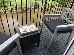 Riverbank Cottage River Ehan, Double Balcony