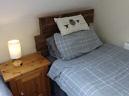 Riverbank Cottage River Ehan, Double Balcony
