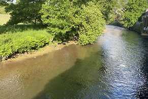 Riverbank Cottage River Ehan, Double Balcony