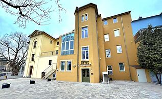 Promenaden Hotel