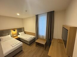 Promenaden Hotel