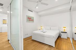 Central Luminous 2 Beds With Balcony Aircon