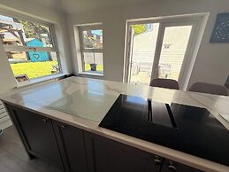Bridgend Blissful Apartment With 3 Bedrooms