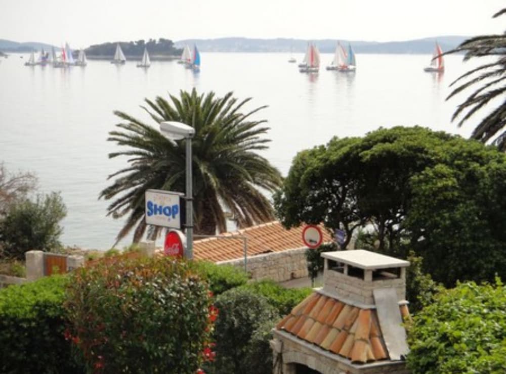 Seafront Apartments Pretner