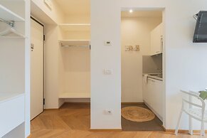 MT Studio by Rent All Como by Rent all Como