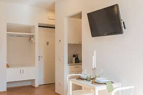 MT Studio by Rent All Como by Rent all Como
