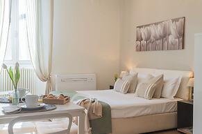 MT Studio by Rent All Como by Rent all Como