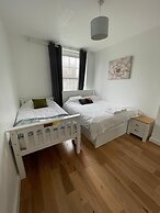 3 Bed Flat - Sleeps 6 - Parking - Wifi