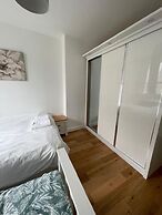 3 Bed Flat - Sleeps 6 - Parking - Wifi