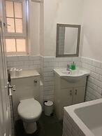 3 Bed Flat - Sleeps 6 - Parking - Wifi