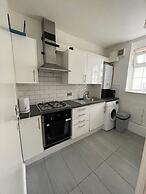 3 Bed Flat - Sleeps 6 - Parking - Wifi