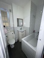 3 Bed Flat - Sleeps 6 - Parking - Wifi