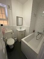 3 Bed Flat - Sleeps 6 - Parking - Wifi