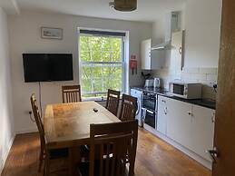 4 Bed Flat - Sleeps 10 - Pets - Parking