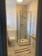 4 Bed Flat - Sleeps 10 - Pets - Parking