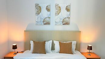 Dancenter Luxury 2 BR at Creek Side