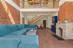 Himvan by Akama Homes