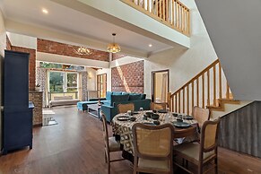Himvan by Akama Homes