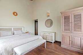 Himvan by Akama Homes