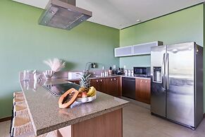 Gorgeous Condo With Pool and Balcony