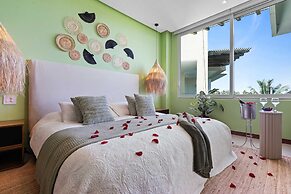 Gorgeous Condo With Pool and Balcony