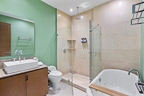 Gorgeous Condo With Pool and Balcony