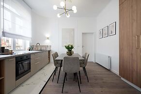 Gorgeous & Bright 2BR Condos - Steps From Old Town