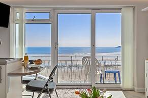 9 Strandways - Sea Views Parking Beach Access
