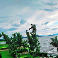 Golden Rays Resort