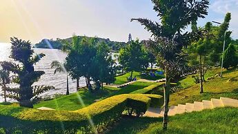 Golden Rays Resort