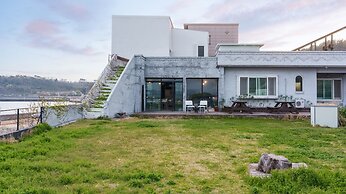 Geoje Lighthouse Pension
