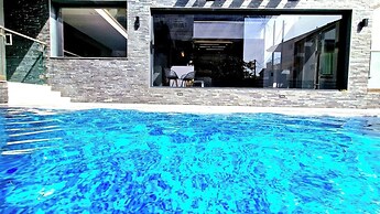 LUXSUITES