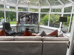Spacious 5-bed House - Garden, Parking & Bbq