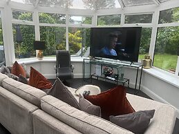 Spacious 5-bed House - Garden, Parking & Bbq