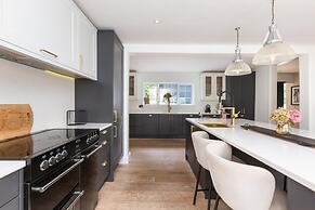 Spacious 5-bed House - Garden, Parking & Bbq