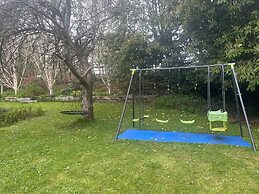 Spacious 5-bed House - Garden, Parking & Bbq