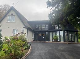 Spacious 5-bed House - Garden, Parking & Bbq
