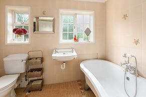 Spacious 5-bed House - Garden, Parking & Bbq
