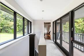 Spacious 5-bed House - Garden, Parking & Bbq