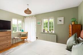 Spacious 5-bed House - Garden, Parking & Bbq
